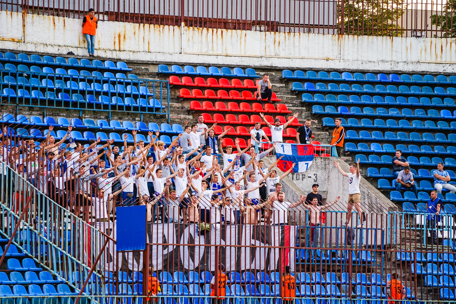 Факел воронеж динамо москва. Болельщики ФК факел. Факел Воронеж фанаты. Фанаты ФК факел. Факел футбольный клуб фанаты.